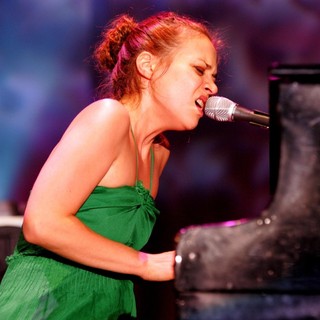 Fiona Apple in Fiona Apple Performing