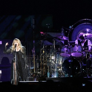 Fleetwood Mac Performing - fleetwood-mac-performing-01