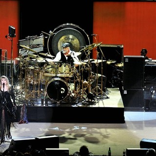 Fleetwood Mac Performing Live - fleetwood-mac-performing-live-01