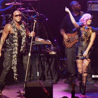 Flo Rida, StayC Jenedo in KIIS FM's Jingle Ball 2012 - Night 2 - Show