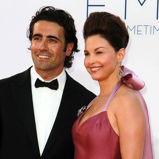 Dario Franchitti, Ashley Judd in 64th Annual Primetime Emmy Awards - Arrivals