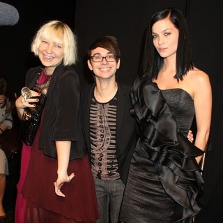 Sia Furler in Mercedes-Benz IMG New York Fashion Week Spring-Summer 2011 - Christian Siriano - Backstage - furler-siriano-lezark-new-york-fashion-week-spring-summer-2011-01