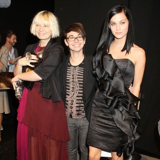 Sia Furler in Mercedes-Benz IMG New York Fashion Week Spring-Summer 2011 - Christian Siriano - Backstage - furler-siriano-lezark-new-york-fashion-week-spring-summer-2011-02