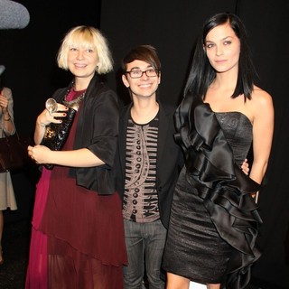 Sia Furler in Mercedes-Benz IMG New York Fashion Week Spring-Summer 2011 - Christian Siriano - Backstage - furler-siriano-lezark-new-york-fashion-week-spring-summer-2011-03