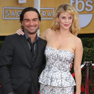 Johnny Galecki, Kelli Garner in 19th Annual Screen Actors Guild Awards - Arrivals
