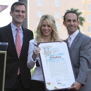 Eric Garcetti, Shakira in Shakira Is Honoured with A Star on The Hollywood Walk of Fame