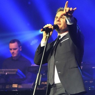 Gary Barlow in Gary Barlow Performing Live on Stage