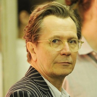 Gary Oldman Waiting Outside Princess of Wales Theatre - gary-oldman-outside-princess-of-wales-theatre-01