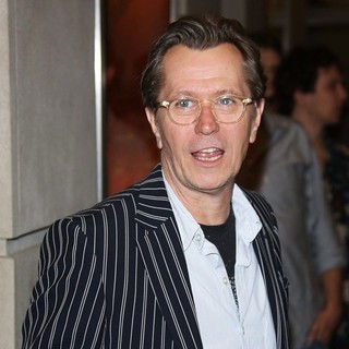 Gary Oldman Waiting Outside Princess of Wales Theatre - gary-oldman-outside-princess-of-wales-theatre-02