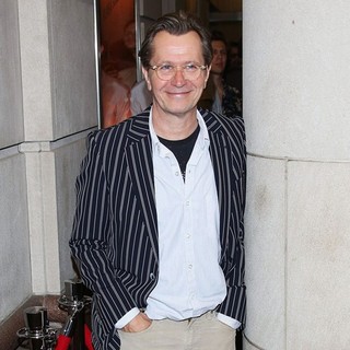 Gary Oldman Waiting Outside Princess of Wales Theatre - gary-oldman-outside-princess-of-wales-theatre-03