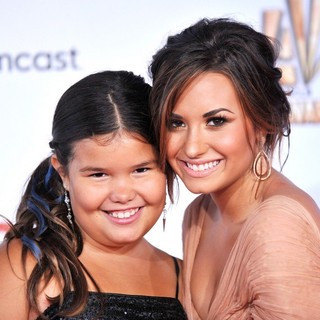 Madison De La Garza, Demi Lovato in 2011 NCLR ALMA Awards - Arrivals