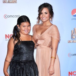 Madison De La Garza, Demi Lovato in 2011 NCLR ALMA Awards - Arrivals