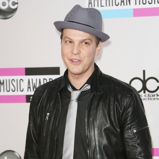 Gavin DeGraw in 2011 American Music Awards - Arrivals - gavin-degraw-2011-american-music-awards-02