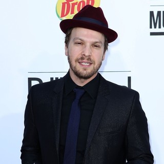 Gavin DeGraw in 2012 Billboard Music Awards - Arrivals