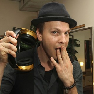 Gavin DeGraw in Carrera Presents Perez Hilton's One Night in Los Angeles - VIP Room - Inside