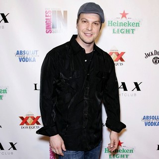 Gavin DeGraw Performs at LAX - gavin-degraw-performs-at-lax-01