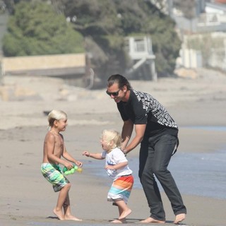Gavin Rossdale, Zuma Rossdale in Memorial Day Beach Party
