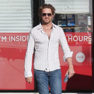 Gerard Butler in Gerard Butler Stops A Gas Station