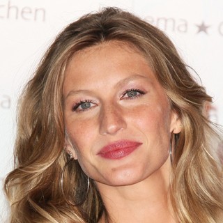 Gisele Bundchen in Gisele Bundchen Launches Her Flip Flop Collection