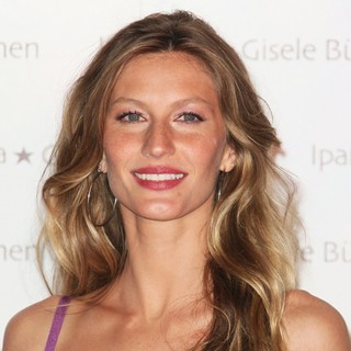 Gisele Bundchen in Gisele Bundchen Launches Her Flip Flop Collection