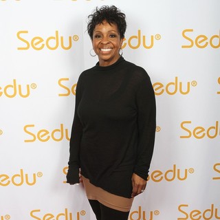 Gladys Knight in 14th Season of Dancing with the Stars Backstage Gifting with SocialHill