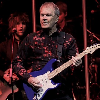 Glen Campbell Performing His Good Times - The Final Farewell Tour
