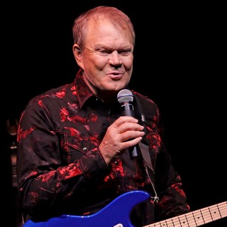 Glen Campbell Performing His Good Times - The Final Farewell Tour