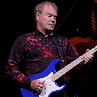 Glen Campbell Performing His Good Times - The Final Farewell Tour - glen-campbell-good-times-the-final-farewell-tour-08