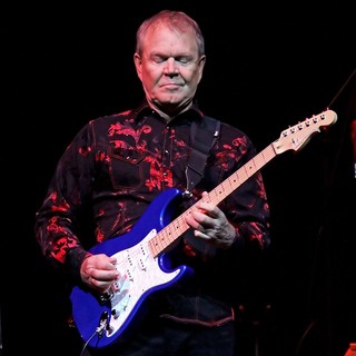 Glen Campbell Performing His Good Times - The Final Farewell Tour