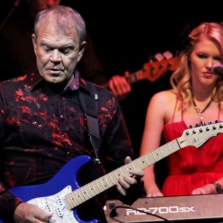 Glen Campbell Performing His Good Times - The Final Farewell Tour - glen-campbell-good-times-the-final-farewell-tour-11