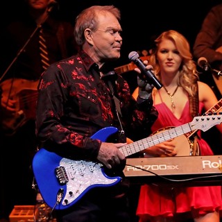 Glen Campbell Performing His Good Times - The Final Farewell Tour