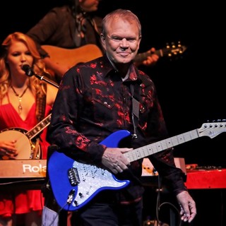 Glen Campbell Performing His Good Times - The Final Farewell Tour - glen-campbell-good-times-the-final-farewell-tour-13
