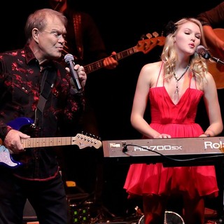 Glen Campbell Performing His Good Times - The Final Farewell Tour