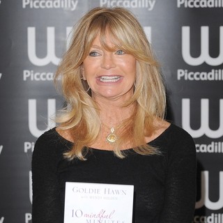 Goldie Hawn in Goldie Hawn at A Book Signing