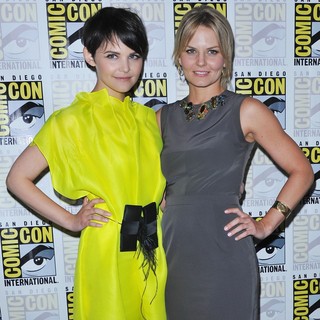 Ginnifer Goodwin, Jennifer Morrison in Comic Con 2011 - Celebrities at The Convention Centre - The Once Upon A Time Press Conference