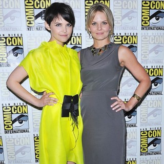 Ginnifer Goodwin, Jennifer Morrison in Comic Con 2011 - Celebrities at The Convention Centre - The Once Upon A Time Press Conference