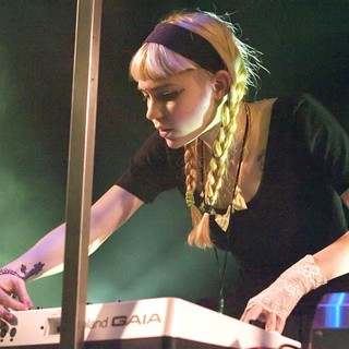 Grimes Performing - grimes-performing-07