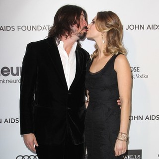 Dave Grohl in 21st Annual Elton John AIDS Foundation's Oscar Viewing Party - grohl-blum-21st-annual-elton-john-aids-foundation-s-oscar-viewing-party-02