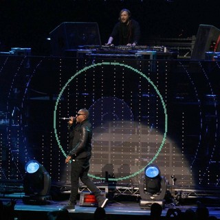 Taio Cruz in 102.7 KIIS FM's Jingle Ball 2011 - Show - guetta-cruz-102-7-kiis-fm-s-jingle-ball-2011-show-01