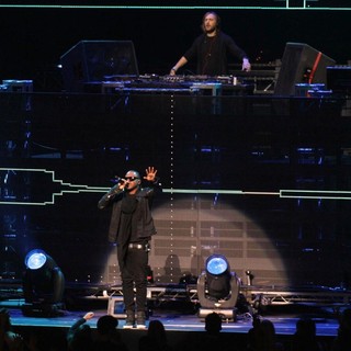 Taio Cruz in 102.7 KIIS FM's Jingle Ball 2011 - Show - guetta-cruz-102-7-kiis-fm-s-jingle-ball-2011-show-03