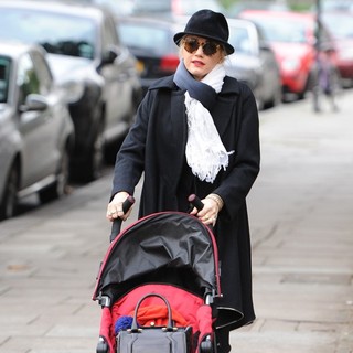 Gwen Stefani, No Doubt in Gwen Stefani Is Seen Walking to The Princess of Wales Pub