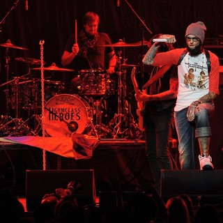 Gym Class Heroes in The Y100 Jingle Ball 2011 - gym-class-heroes-performing-live-y100-jingle-ball-2011-02