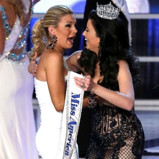 Mallory Hagan, Laura Kaeppeler in 2013 Miss America Final Competition