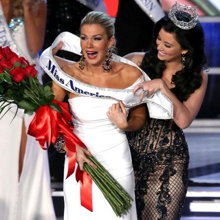 Mallory Hagan, Laura Kaeppeler in 2013 Miss America Final Competition