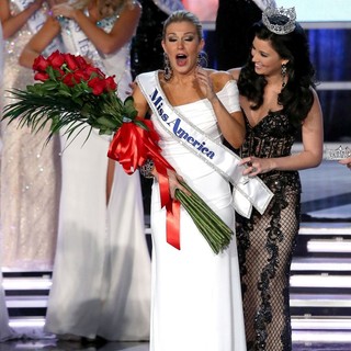 Mallory Hagan, Laura Kaeppeler in 2013 Miss America Final Competition