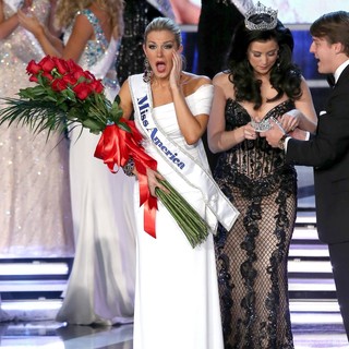 Mallory Hagan, Laura Kaeppeler in 2013 Miss America Final Competition
