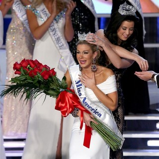 Mallory Hagan, Laura Kaeppeler in 2013 Miss America Final Competition