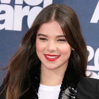 Hailee Steinfeld in 2011 MTV Movie Awards - Arrivals