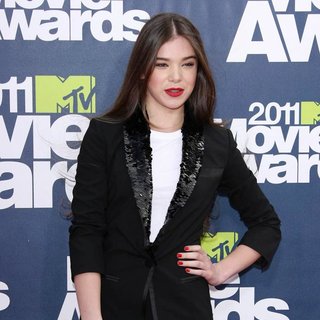 Hailee Steinfeld in 2011 MTV Movie Awards - Arrivals
