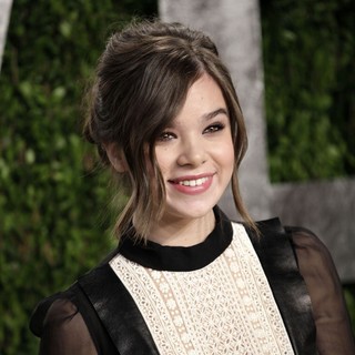 Hailee Steinfeld in 2013 Vanity Fair Oscar Party - Arrivals